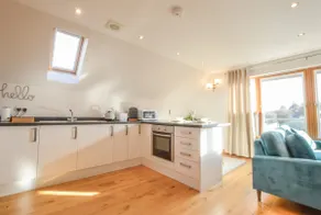 Rowan Tree Apartment - Modern Apartment, Free Parking & Views - Image 5