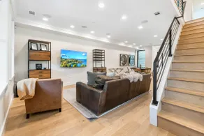 Luxury rowhouse w/parking - centrally located - Image 3