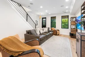 Luxury rowhouse w/parking - centrally located - Image 5