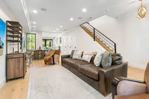 Luxury rowhouse w/parking - centrally located - Image 4