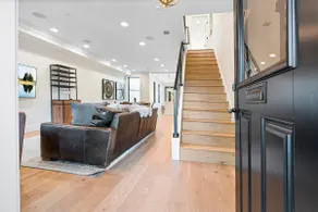 Luxury rowhouse w/parking - centrally located - Image 2