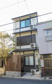 Entire legal homestay next to JR Nijo station, 4 bedrooms, 3 bathrooms, 2 baths, 1 backyard - Image 2
