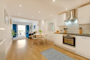 Little Beach Retreat Margate, stunning apartment. - Image 2