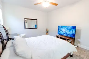 Executive Studio Bed, Bath with Garage (no pets) - Image 2