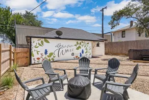 Tudor on Austin Ave - HOT TUB - 5 mins to Silos & McLane Stadium - Image 3