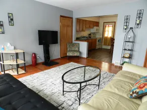Comfortable and clean 1/2 duplex near Waterfront - Image 2