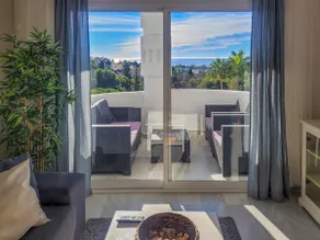 Lovely 2 bed apt overlooking golf - Image 2