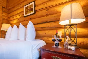 Deluxe One Bedroom Log Cabin - Image 4