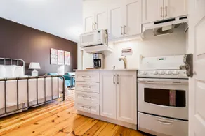 Private suite with hot tub facing Gatineau Park - Image 5