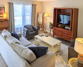 Cul-De-Sac Hideaway near ♥ of Downtown and Lake - Image 3