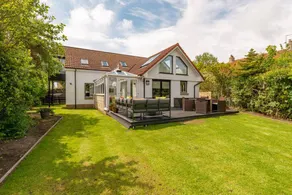 Generous home with a games room, garden, parking - Image 2