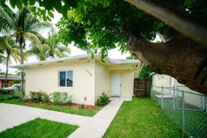 New house on the block near Miami Airport. - Image 4