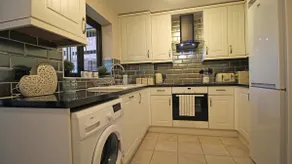 Spacious Home in Chester, Large Conservatory - Image 3
