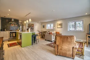 Sunny downtown apartment with Flatiron views - Image 3