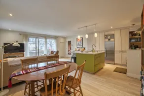 Sunny downtown apartment with Flatiron views - Image 2