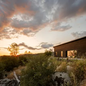 Casa Roca: Modern Cabin in 17 Acres Near Yosemite - Image 2