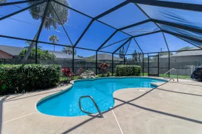 Serene and Beautiful Villa with Pool in Palm Bay - Image 4