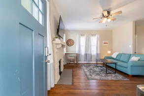 *NEW* Fully renovated Charming Crosstown duplex - Image 5