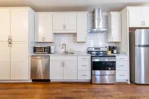 *NEW* Fully renovated Charming Crosstown duplex - Image 2