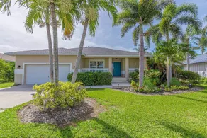 Beachy Bungalow less than 2 miles from the beach! - Image 2