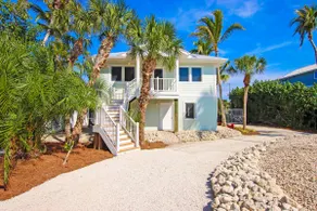 Luxury Beachfront Escape Main & Guest House - Image 2