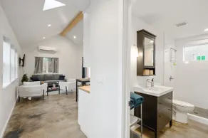 RoseCity Getaway - New Modern Private Home - Image 4