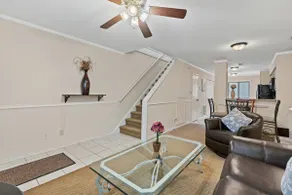 Spacious Townhouse Near USC & Airport - Image 5