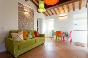 Laura's sofa - Image 5