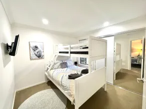 Modern Elegance in central Bundy! *WiFi & Air Con* - Image 5