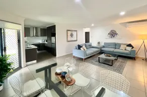 Modern Elegance in central Bundy! *WiFi & Air Con* - Image 2