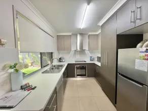 Modern Elegance in central Bundy! *WiFi & Air Con* - Image 4