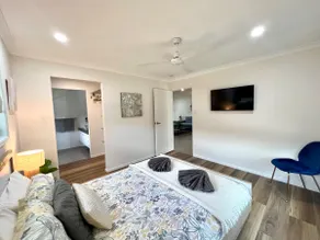 Modern Elegance in central Bundy! *WiFi & Air Con* - Image 3