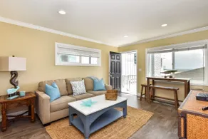 TWO BEACHFRONT BUNGALOWS ON THE SAND IN Newport Beach - Image 4