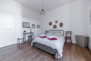 Grand appartement design, parking gratuit - Image 5