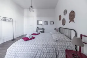 Grand appartement design, parking gratuit - Image 4