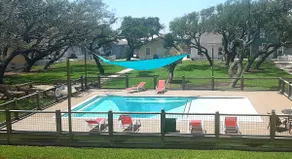 Sea-La-Vie - Coastal Cottage with Community Pool - Image 2