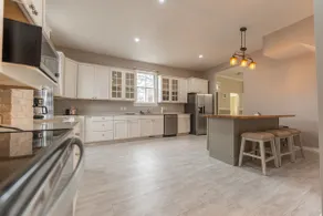 Majestic Victorian | 4BR with 3 Ensuite Baths - Image 4