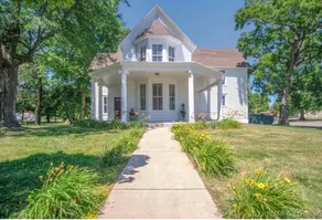 Majestic Victorian | 4BR with 3 Ensuite Baths - Image 3