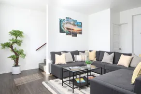 5 Bed 2 Bath Victorian Carriage House | Parking - Image 2