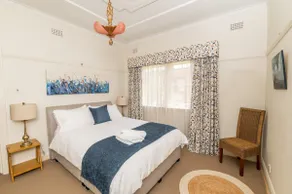 Hillside Cottage │ Comfy, Spacious, Walk to CBD & Stannies - Image 4