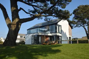 Sea views stylish flat with garden - Image 5