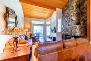 Beautiful, pet-friendly townhome w/ mountain views - Image 2