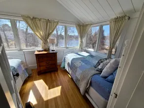 Adorable Year Round Cottage - Walk to Town! - Image 4