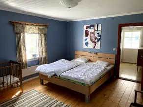 Beautiful cabin by the lake - Image 3