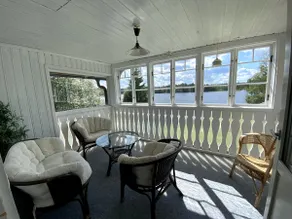 Beautiful cabin by the lake - Image 4