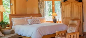 Romantic Creekside Cabin-Hot Tub-Privacy - Image 3