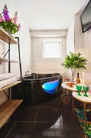 Apartment with a hot tub and mountain views - Image 4