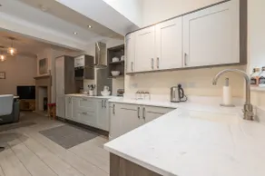 Sleeps 6-4 bedrooms 2 minute walk to the Square Free WiFi & Parking - Image 4