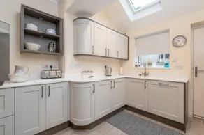 Sleeps 6-4 bedrooms 2 minute walk to the Square Free WiFi & Parking - Image 2