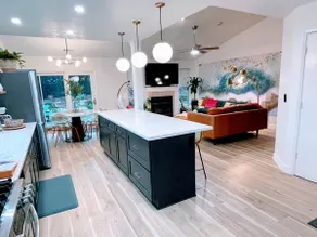 Emerald House. Designer remodel. King bed. Central - Image 2